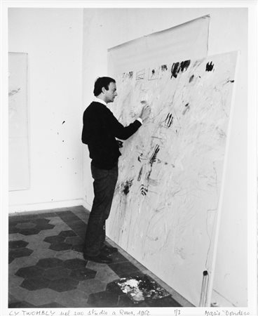 MARIO DONDERO (1928-) Cy Twombly nel suo studio a Roma 1962 stampa alla...
