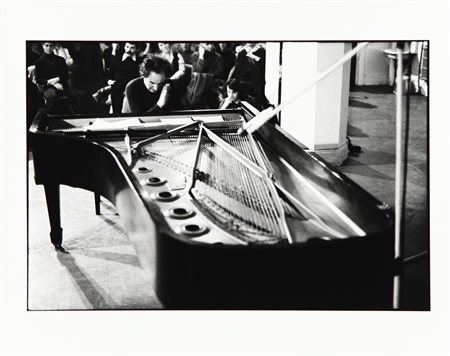 GIUSEPPE CHIARI (1926-2007) performance di Giuseppe Chiari a Toronto 1977...
