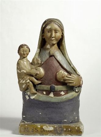 Madonna del latte Scultura in pietra calcarea dipinta, datata 1880, cm. 60x32...