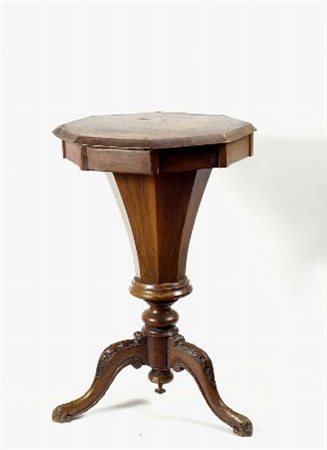 Tavolino da lavoro ottagonale in noce, su tre piedi, Inghilterra, XIX sec,...