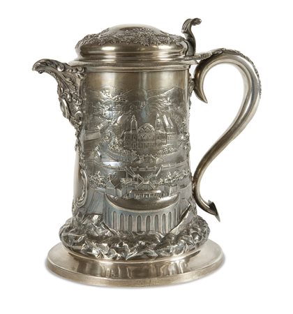 TANKARD IN ARGENTO Grande tankard in argento 925 millesimi, sbalzato,...