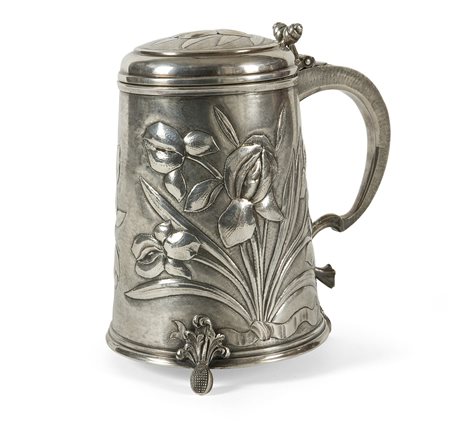 TANKARD IN ARGENTO Tankard di gusto Liberty, in argento sbalzato, bulinato e...