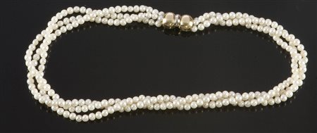 COLLANA DI PERLE Collana composta da tre fili di perle arrotolati a torchon;...