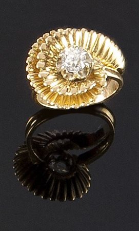 ANELLO Anello in oro giallo, a forma di spirale, con diamante centrale taglio...