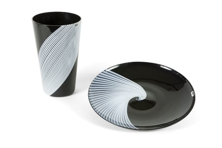 VASO Vaso con piatto in vetro opalino nero e decoro a spirale in filigrana...