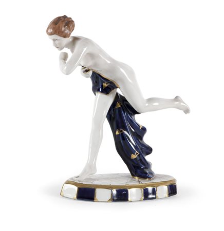 ROYAL DUX La corsa Statuetta in ceramica decorata in policromia e oro....