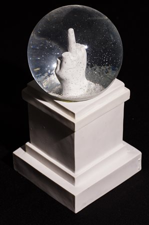 MAURIZIO CATTELAN (1960) L.O.V.E. - Boule de neige, 2015 Scultura in vetro e...