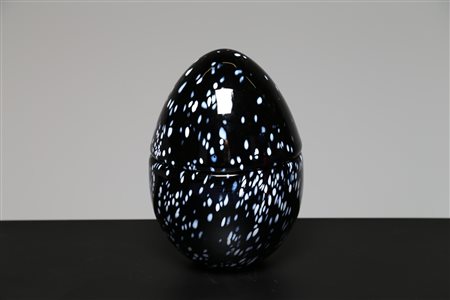 AV MAZZEGA Scatola a uovo in vetro maculato nero, Murano anni 70. -. Cm 19,00...