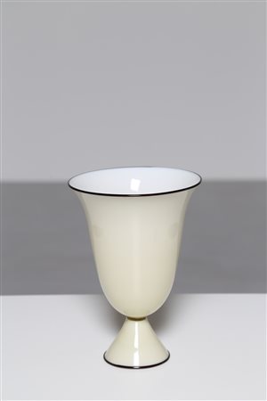 ZECCHIN VITTORIO (1878 - 1947) Vaso a coppa incamiciato color avorio con...
