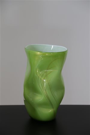 SEGUSO ARCHIMEDE (1909 - 1999) Vaso in vetro incamiciato verde e foglia oro,...
