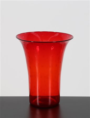 ZECCHIN VITTORIO (1878 - 1947) Vaso in vetro rosso a bollicine per MVM...