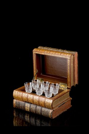 Scatola a finti libri contenente sei bicchierini da liquore (cm 26x19x20)...