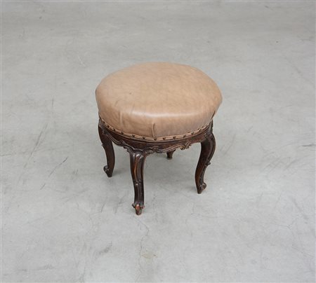 Tabouret in legno intagliato con gambe mosse e seduta rivestita in skai, fine...