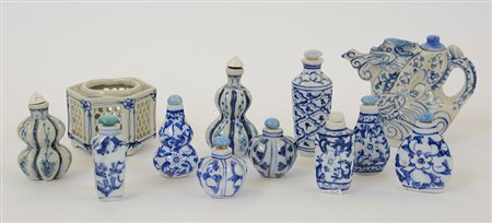 Dieci snuff bottle in porcellana bianca e blu, forme e decorazioni varie e...