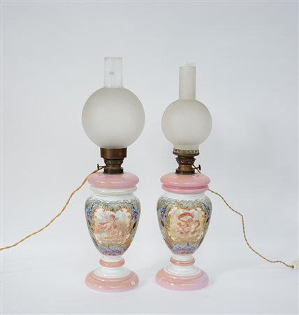 Coppia di lampade in opaline decorate in policromia con putti e fiori (h cm...