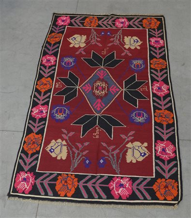 [Tappeti] Tappeto Kilim, Bessarabia, metà sec. XX. Disegno floreale nei toni...