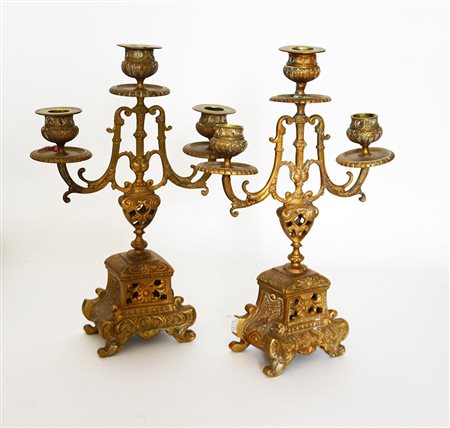 Coppia di candelabri in bronzo dorato a tre luci, decorati a racemi (h cm 32)...