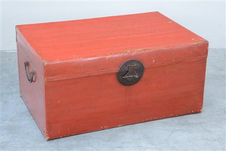 Vecchio baule orientale in legno laccato rosso (cm 83x40x55)(difetti)