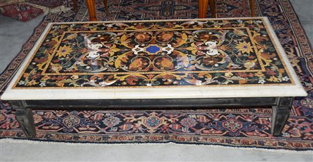 Piano rettangolare in commesso di marmi policromi, madreperla e pietre dure...