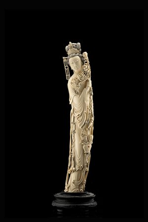 Grande scultura in avorio raffigurante dama dalle lunghe vesti, con ramo di...