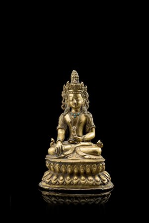 Buddha Akshobya in bronzo dorato, raffigurato seduto su trono a doppio loto,...