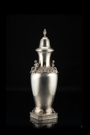 Vaso in argento con corpo a balaustro su plinto quadrato, decorato da fasce...