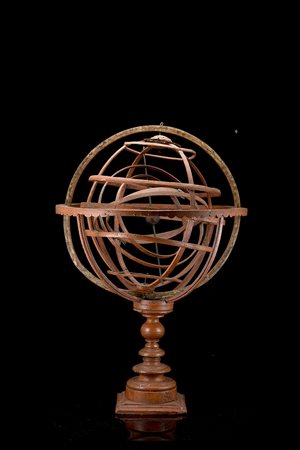 Antica sfera armillare in legno laccato rosso (h. cm 85) (difetti)An ancient...