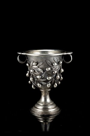 Coppa biansata (skyphos) in argento, ispirata agli antichi modelli pompeiani,...