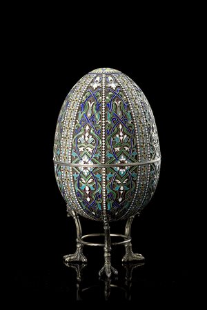 Uovo in argento e smalti policromi cloisonnè, decorato con nastri...