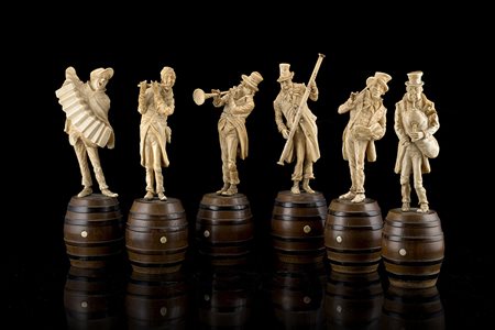 Arte del sec. XIX "Orchestra" gruppo di sei sculture a tutto tondo in avorio...