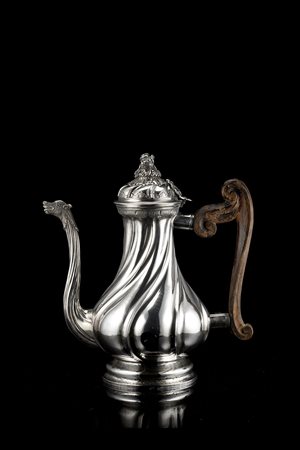 Caffettiera in argento nello stile del barocchetto genovese, con corpo...