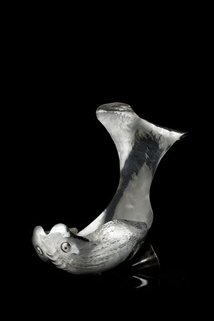 Centrotavola in argento sagomato in figura fantastica di pesce, con...