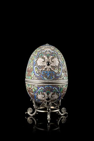 Uovo in argento, smalti policromi cloisonnè e pietre, decorato con aquile...