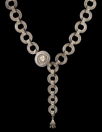 Gran collare ottomano in argento finemente cesellato, sul medaglione centrale...