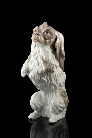 Piccola figura in porcellana policroma raffigurante un cane 'Cavalier King...