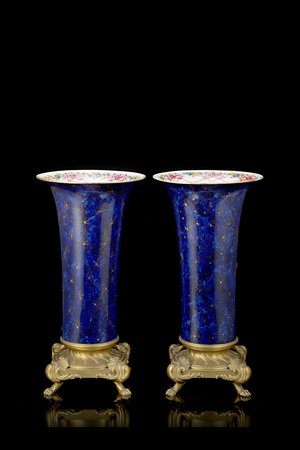 Manifattura di Sèvres, sec. XIX. Coppia di vasi a tromba in porcellana a...