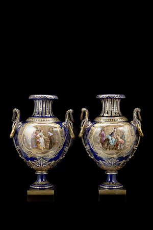 Coppia di grandi vasi in porcellana a fondo blu con ricchi decori in oro...