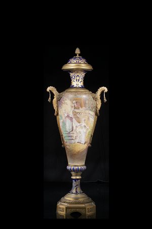 Manifattura di Sèvres, inizio sec. XX. Grande vaso in porcellana decorato in...