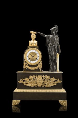 GUNOTS Pendola in bronzo dorato sormontata da scena allegorica Anni 1825/1830...