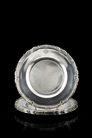 Quattro piatti in argento di forma circolare con superficie liscia e bordura...