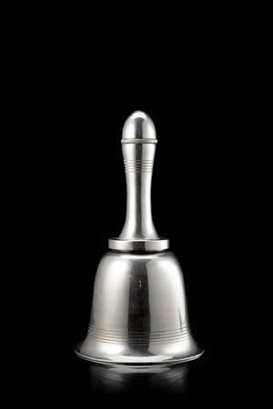 Shaker in metallo argentato a forma di campanella con superficie liscia e...