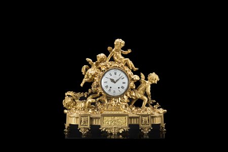 DENIERE A PARIS Grande pendola in bronzo dorato decorata con quattro amorini...