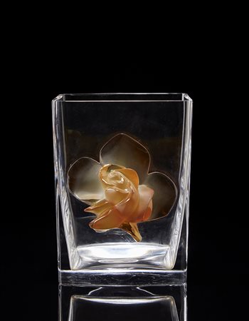 Mari-Claude Lalique (1935)Vaso modello "Rose" in vetro cristallo con...