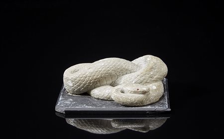 Scultura in marmo a forma di cobra con occhi in pasta vitrea. Inscritta alla...