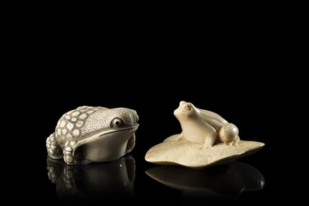 Lotto composto da due netsuke in avorio raffiguranti rospi. Giappone, periodo...