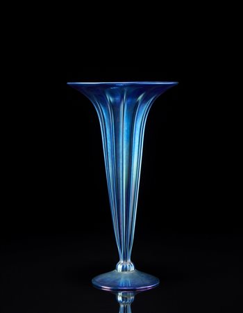 Vaso in stile Tiffany a corpo costolato in vetro blu "Favrile"(h. cm 29) reca...