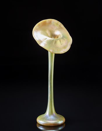 Quezal, New York Vaso modello "Jack-in-the-pulpit" in vetro iridescente....