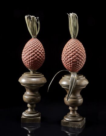 Coppia di elementi decorativi a forma di ananas in metallo laccato poggianti...