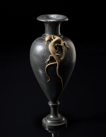 Manifattura della fine del sec. XIX. Vaso in bronzo patinato decorato in...