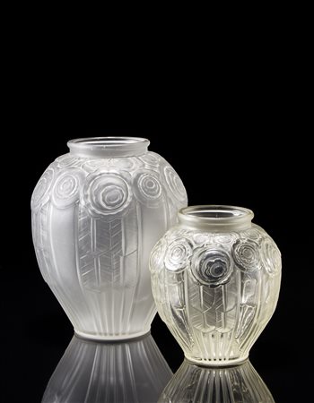 André Hunebelle (1896 0 - 1985)Lotto composto da due vasi in vetro decorati...